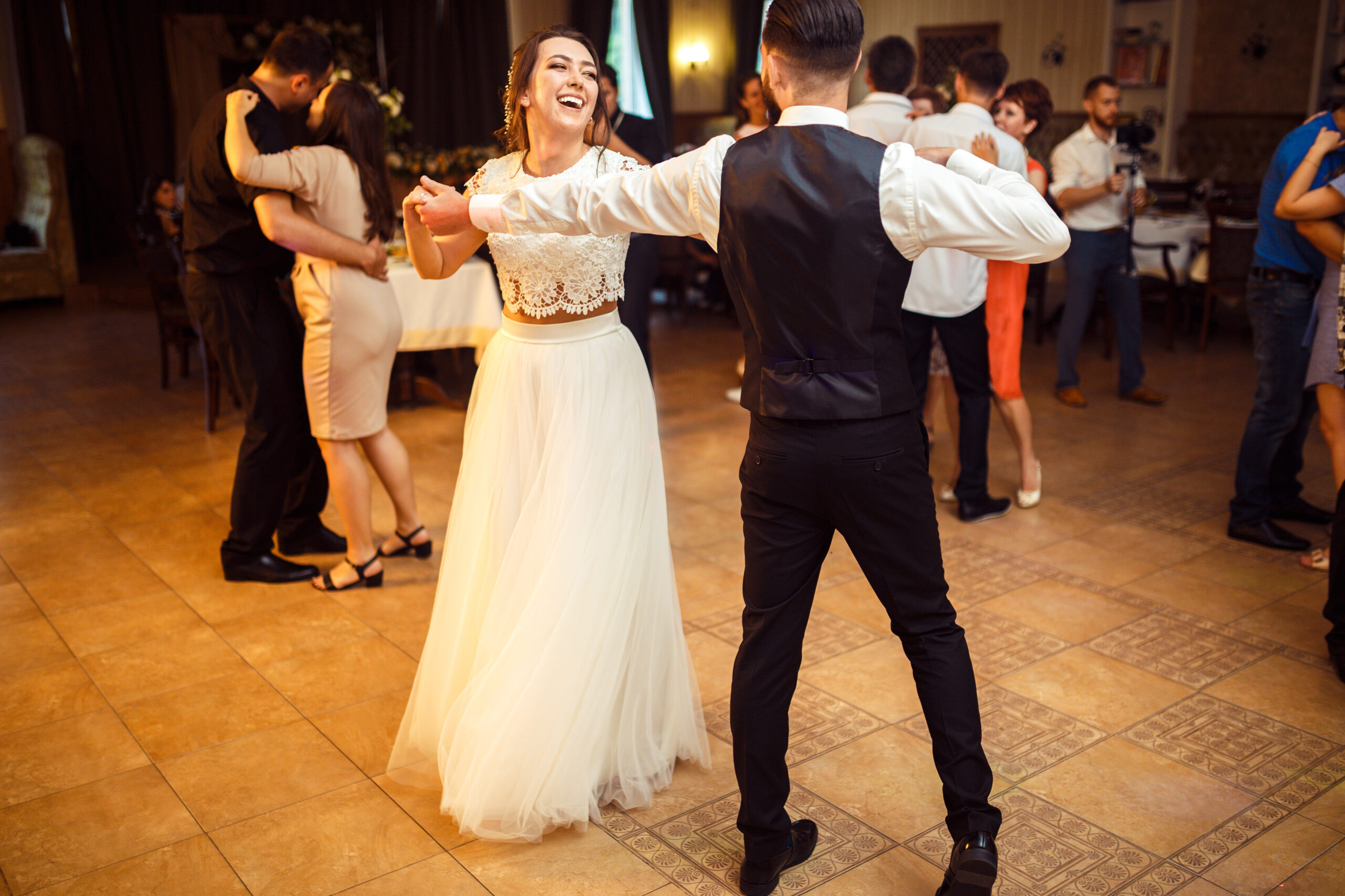Wedding Around the Corner? Here’s When to Start Your First Dance Practice